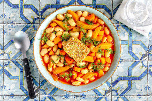 Knuspriger Sesam-Feta auf Bohneneintopf