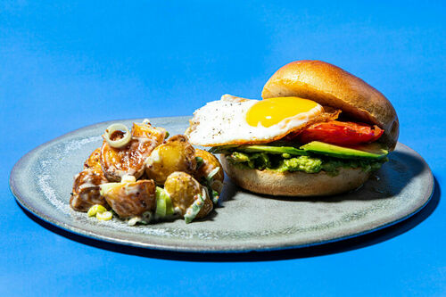 Herzhafter Spiegelei-Burger mit Avocado