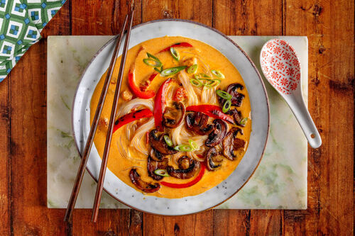 Scharfe Kokosmilch-Nudelsuppe