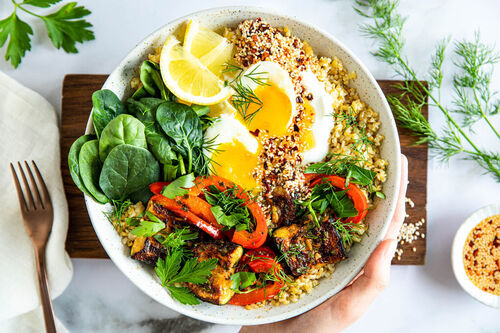 Türkische Bulgur-Bowl mit Ei