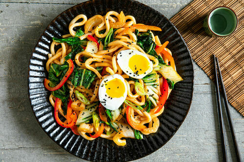 Pikante Udon-Nudeln mit Ei