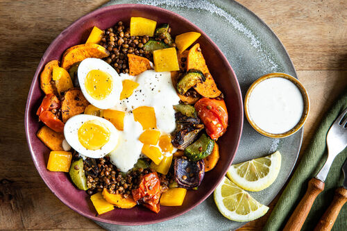 Ei auf Zucchini-Linsen-Gemüse
