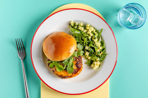 Deftiger Cheeseburger mit Cajun-Dip