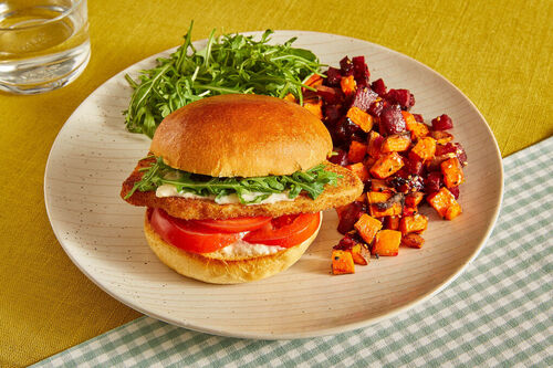 Vega kipschnitzel-burger met kaasroom