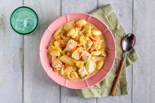 Biologische kippensoep met gnocchi