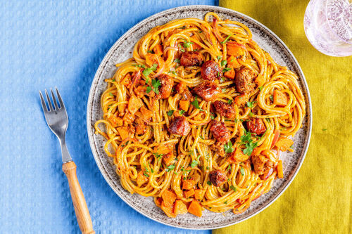 Kleurrijke stoof met vegan chorizo