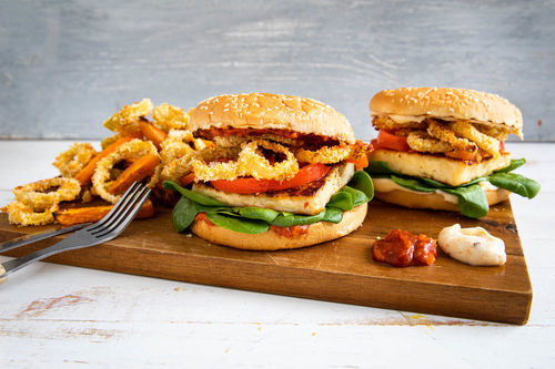 Paneerkaas-burger met paprika en spinazie