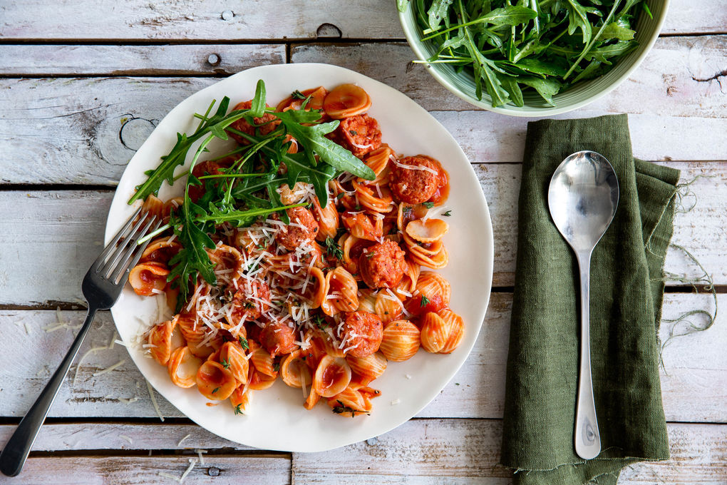 Orecchiette med salsiccia og krydret tomatsauce med timian | Marley Spoon