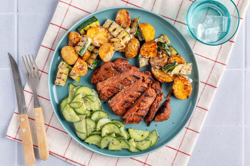 Vegan steak met twee salades