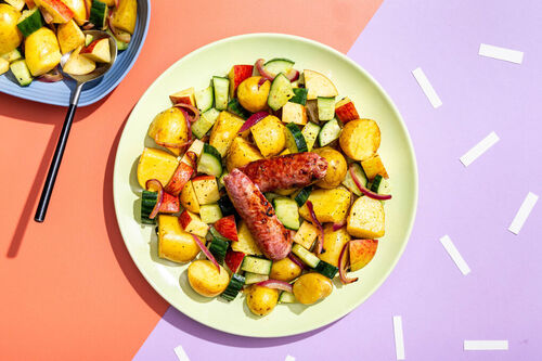 Varkenssaucijs op aardappelsalade