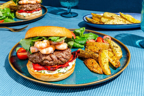 Surf 'n' turf bio-burger met knoflookwedges