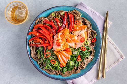 Sobanoedels met warmgerookte zalm