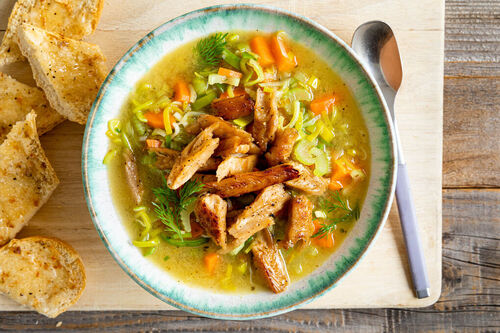 Groentesoep met vegan kipstukjes