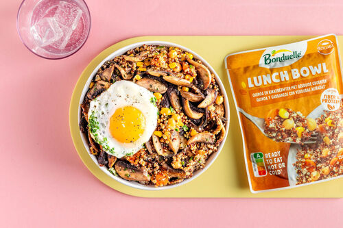 Quinoa-bowl met champignons en spiegelei