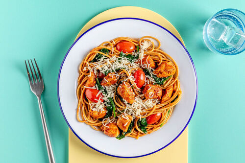 Kleurrijke volkoren pasta met kip