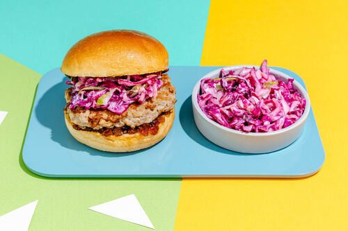 Fixer Burger mit Rotkohl-Apfel-Slaw