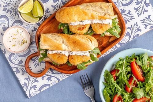 Visnuggets op een knapperig broodje