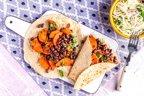 Pikante Süßkartoffel-Bohnen-Wraps mit Käse