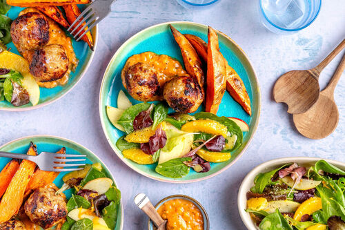 Gehaktballen met appel-sinaasappelsalade