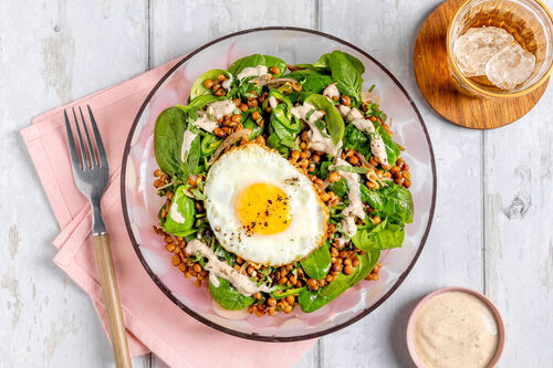 Pittige linzenbowl met een spiegeleitje