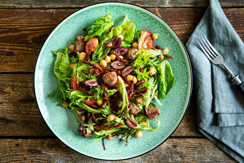 Low-carbsalade met extra veel rundersaucijs