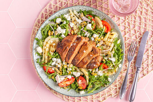 Veganes Steak auf Salat