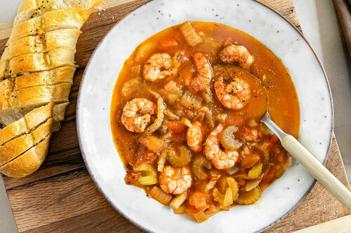 Tomatensuppe mit Sellerie und Garnelen