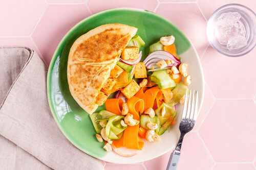 Platbrood-sandwich met tandoori-tofu