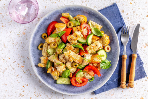 Panzanella met gebakken koolvisstukjes