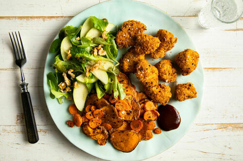 Zelfgemaakte bio-kipnuggets met frisse sla