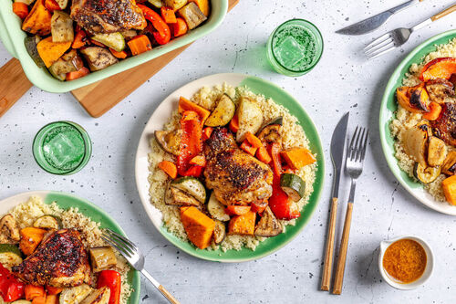 Geröstete Hähnchenoberkeulen auf Ofengemüse