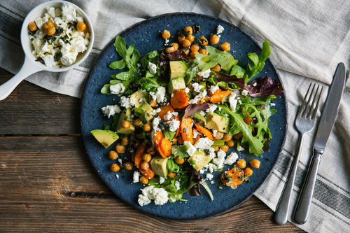 Salatteller mit Feta und Avocado
