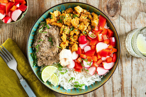 Reisschüssel mit knusprigem Tofu