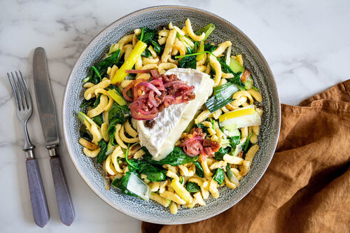 Gesmolten camembert op spätzle