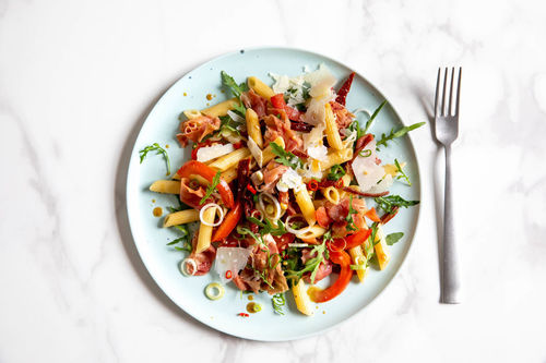 Pittige pastasalade met rucola en serrano