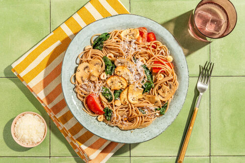 Vollkornspaghetti in Basilikum-Nuss-Pesto