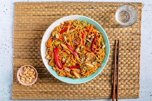 Würzige „Hähnchen“-Nudelpfanne