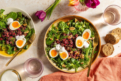 Gekochtes Ei auf Rote-Bete-Tatar