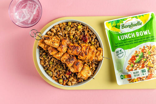 Kipsouvlaki op een speltbowl