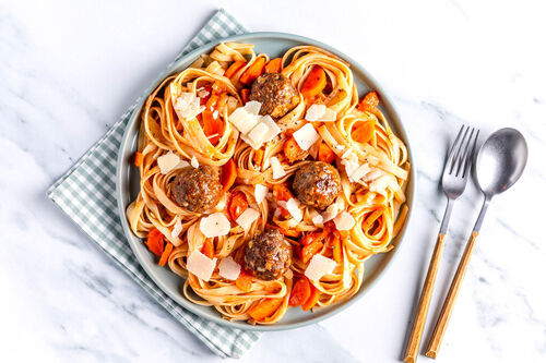 Griekse rundergehaktballetjes met pasta