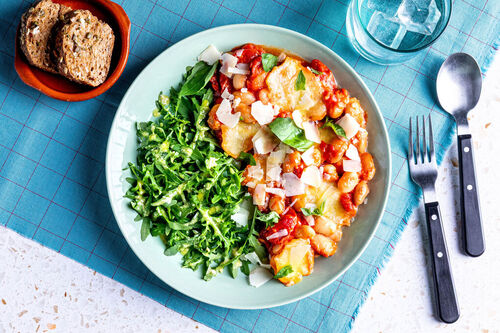 Mozzarella-bonenpannetje met knoflookbrood