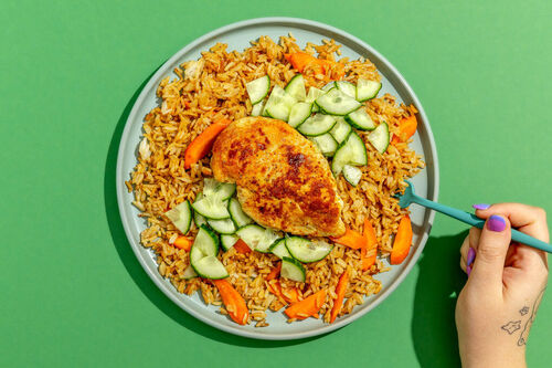 Indonesische kipfilet op gebakken rijst