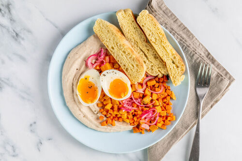 Ovengroente met kruidige bonenhummus