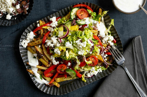 Griechische Pommes Mit Feta Und Buntem Salat Topping Marley Spoon