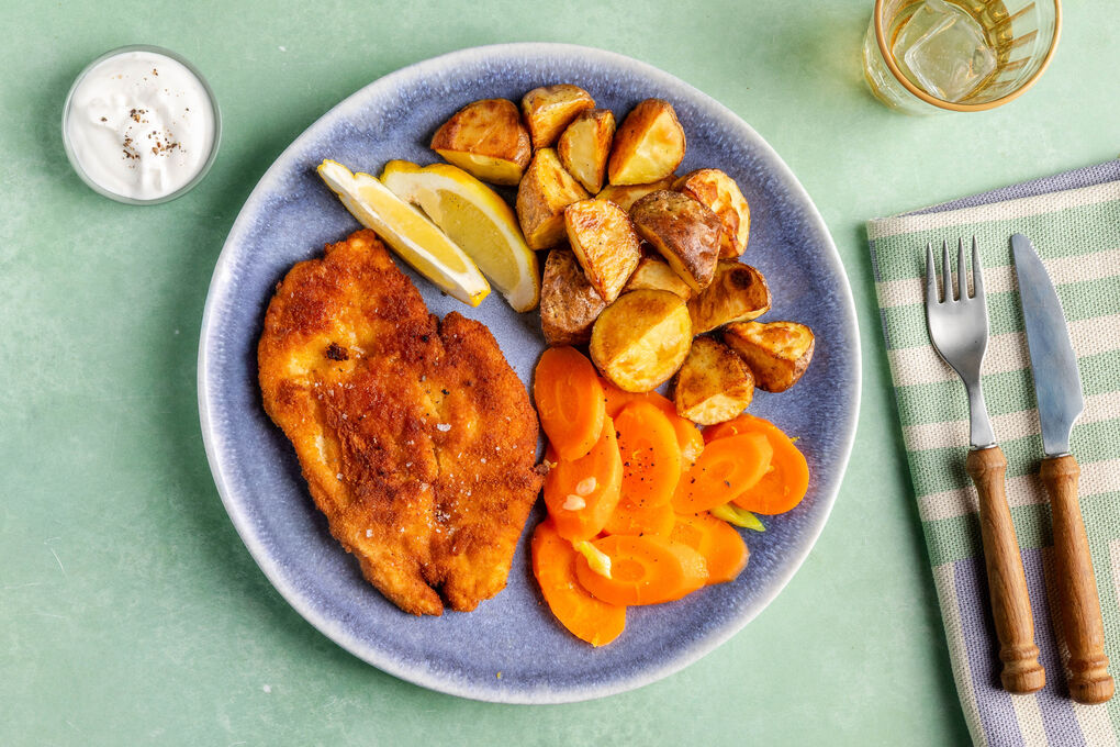 Schnitzel vom Bio-Hhnchenfilet mit Rstkartoffeln, Karotten und Dip