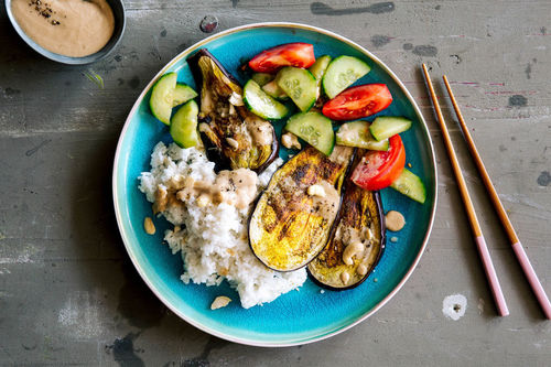 Gegrilde aubergine met pindasaus