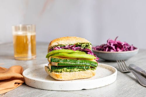Vegan torta met avocado en courgette