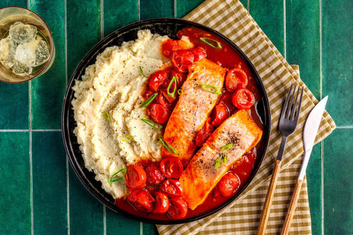 Lachsfilet in fruchtiger Tomatensauce