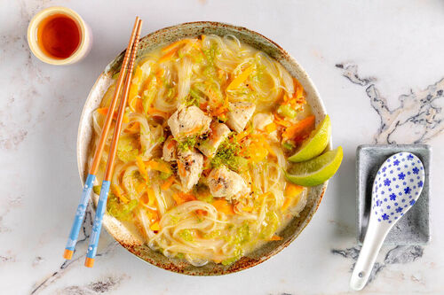 Asiatische Nudelsuppe mit Bio-Huhn