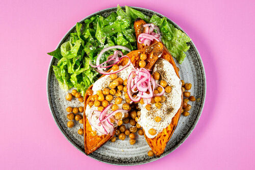 Ofen-Süßkartoffeln mit Knusper-Kichererbsen